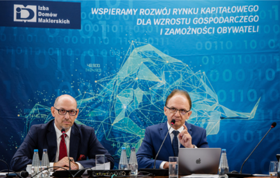 Od lewej Piotr Prażmo oraz Waldemar Markiewicz na tle baneru Konferencji biorą udział w rozmowach