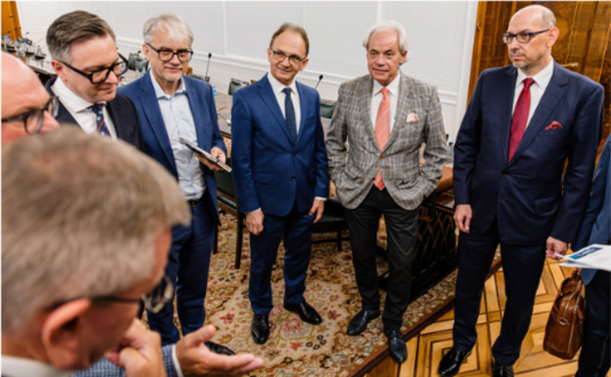 Członkowie Rady rozmawiają na stojąco, na zdjęciu od lewej, Tomasz Bardziłowski, Waldemar Markiewicz, Jarosław Skorulski, Adam Szejnfeld, Piotr Prażmo.