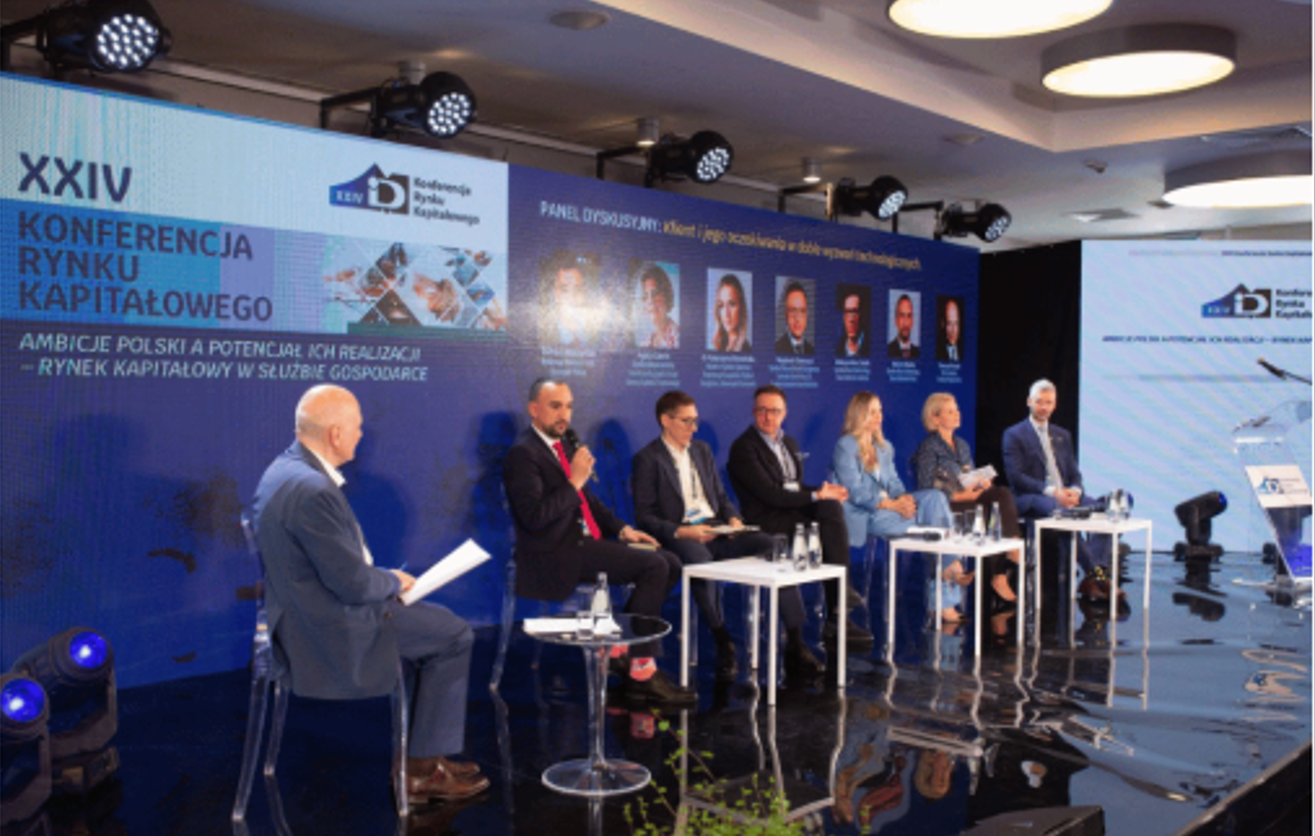 [Zdjęcie: Panel XXIV Konferencji pt. "Klient i jego oczekiwania w dobie wyzwań technologicznych".]