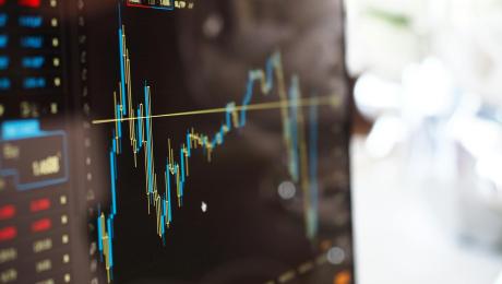 Zbliżenie zdjęcia monitora z wykresem giełdy