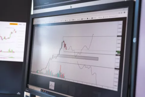 Komputer z monitorem ustawiony na wystawie, prezentujący sprzęt elektroniczny w nowoczesnym wnętrzu.