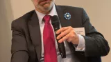 Stéphane Giordano, przewodniczący AMAFI, mówiący do mikrofonu