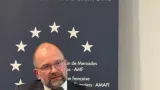 Grzegorz Zawada z mikrofonem