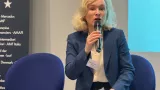 Stéphanie Hubert mówiąca do mikrofonu